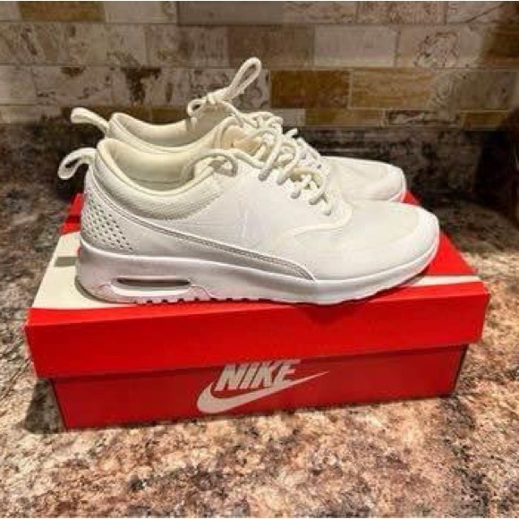 Nike Air Max - Picture 2 of 4